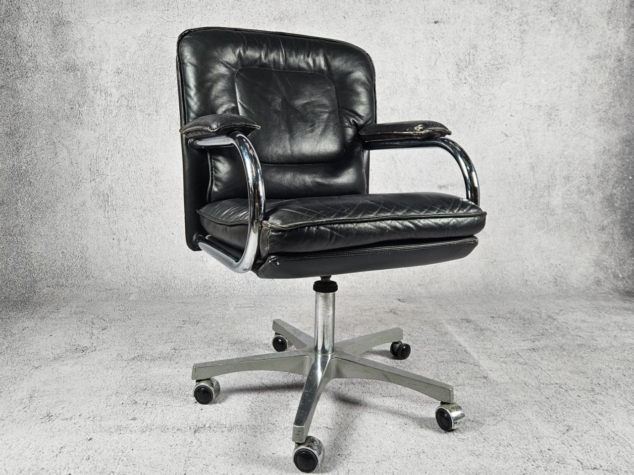 SWIVEL OFFICE CHAIR