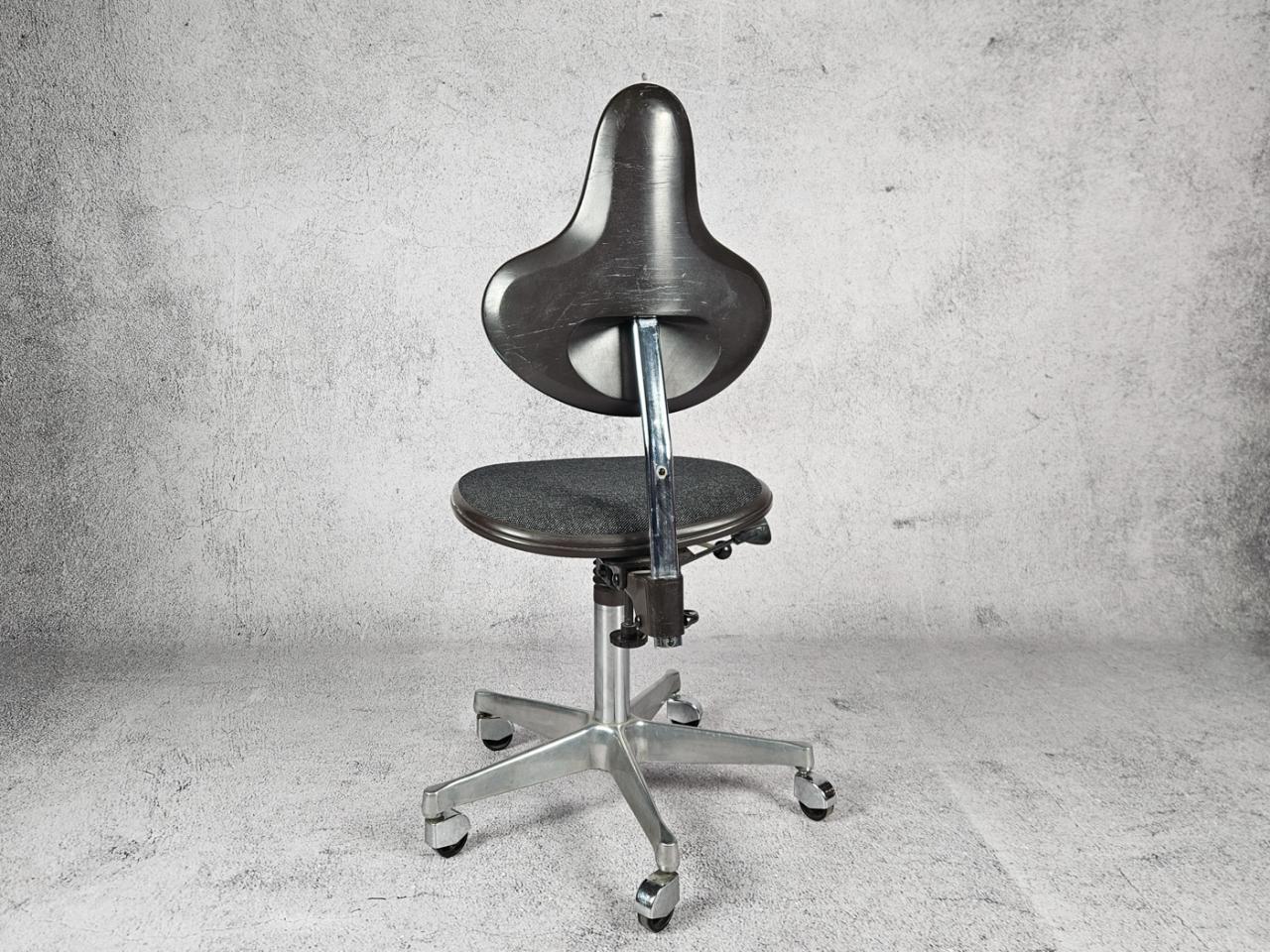 SWIVEL OFFICE CHAIR