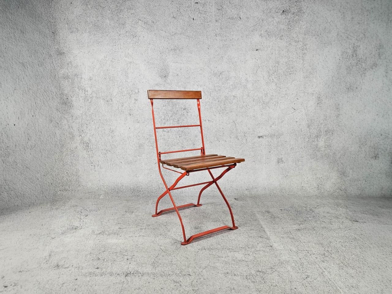 FOLDING CHAIR