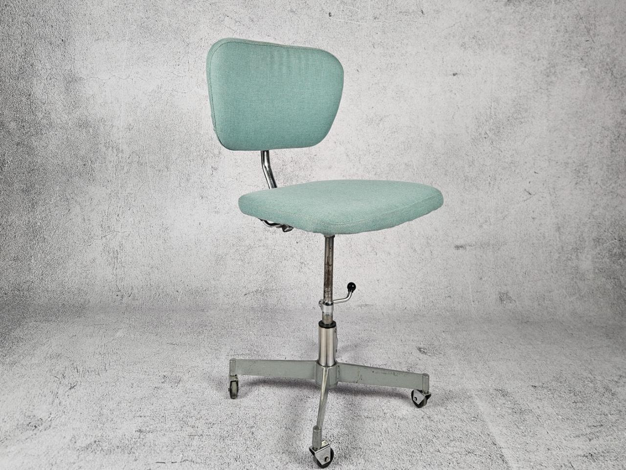 SWIVEL OFFICE CHAIR