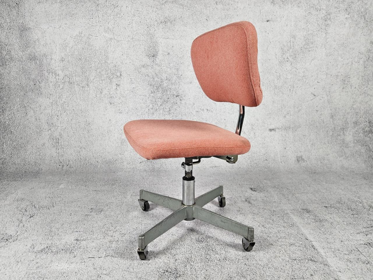 SWIVEL OFFICE CHAIR