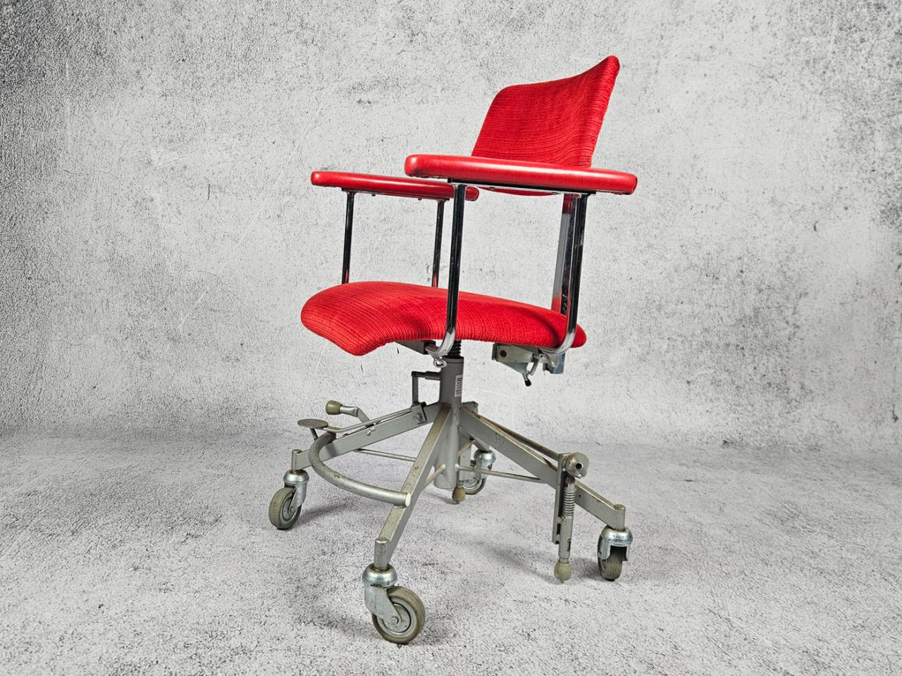 SWIVEL OFFICE CHAIR