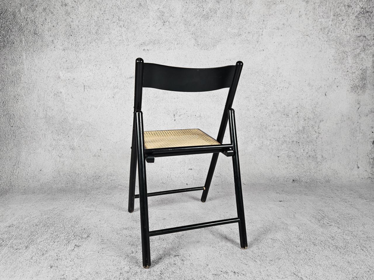 FOLDING CHAIR