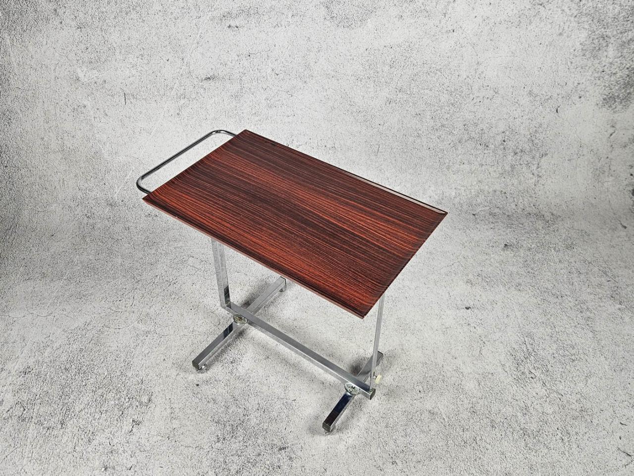 TABLE ON WHEELS
