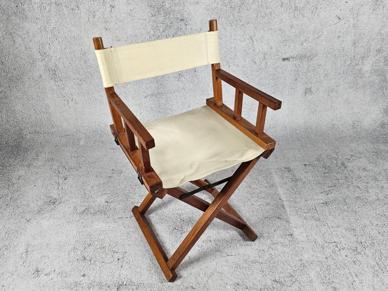 DIRECTOR'S CHAIR