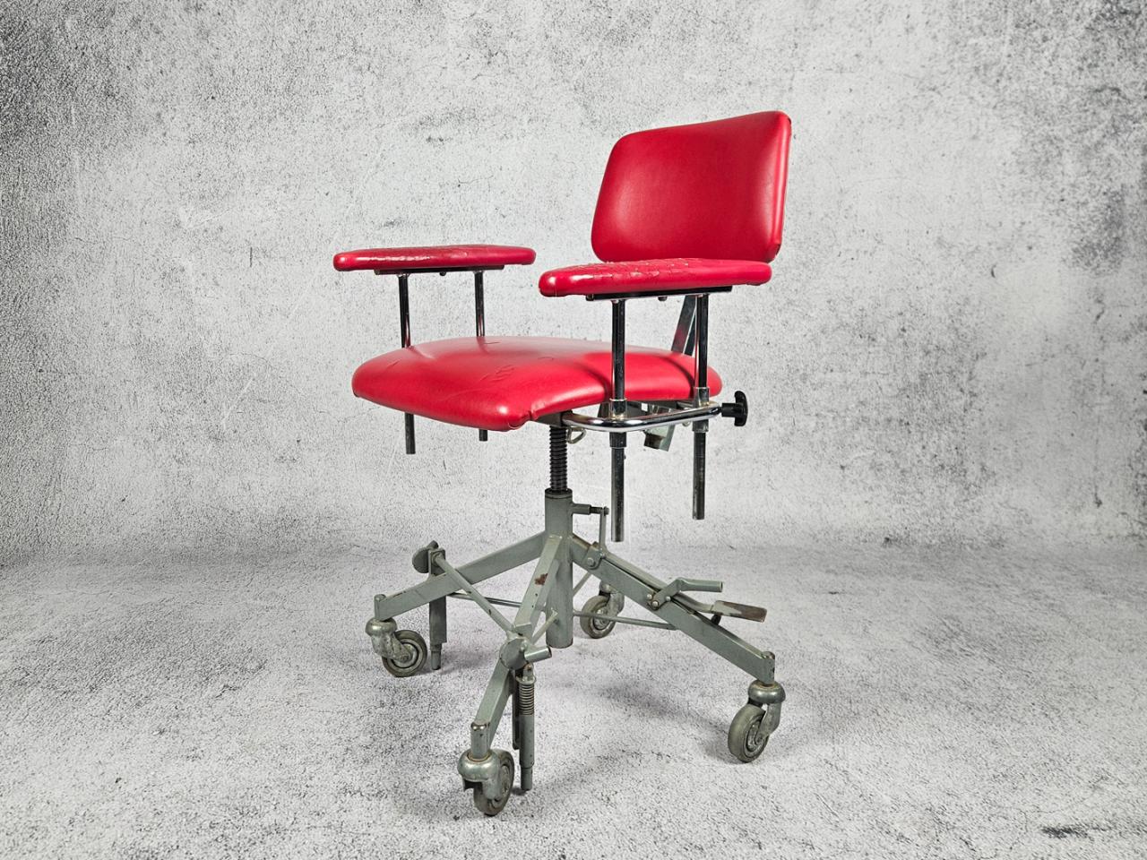 SWIVEL OFFICE CHAIR