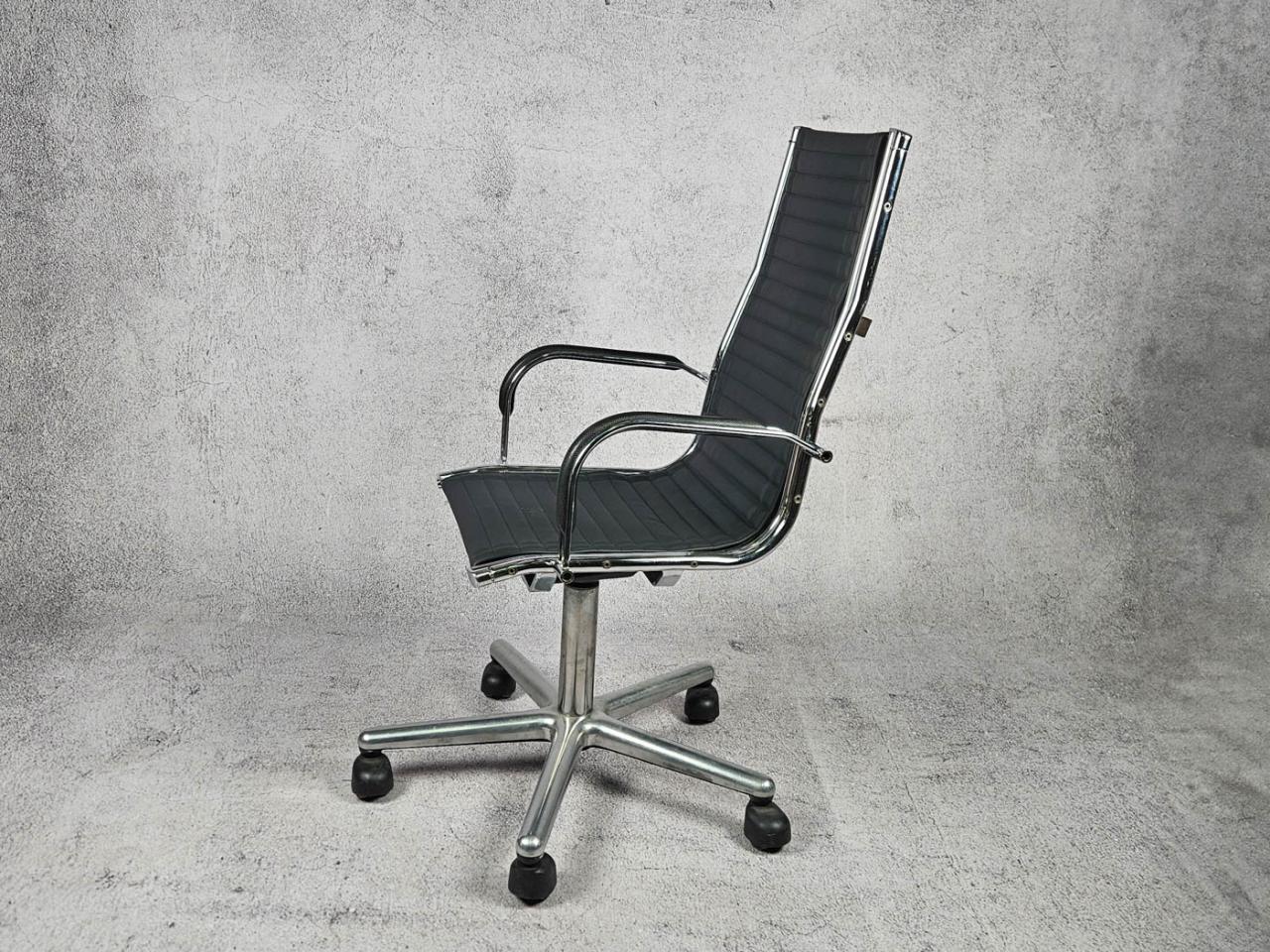 SWIVEL OFFICE CHAIR