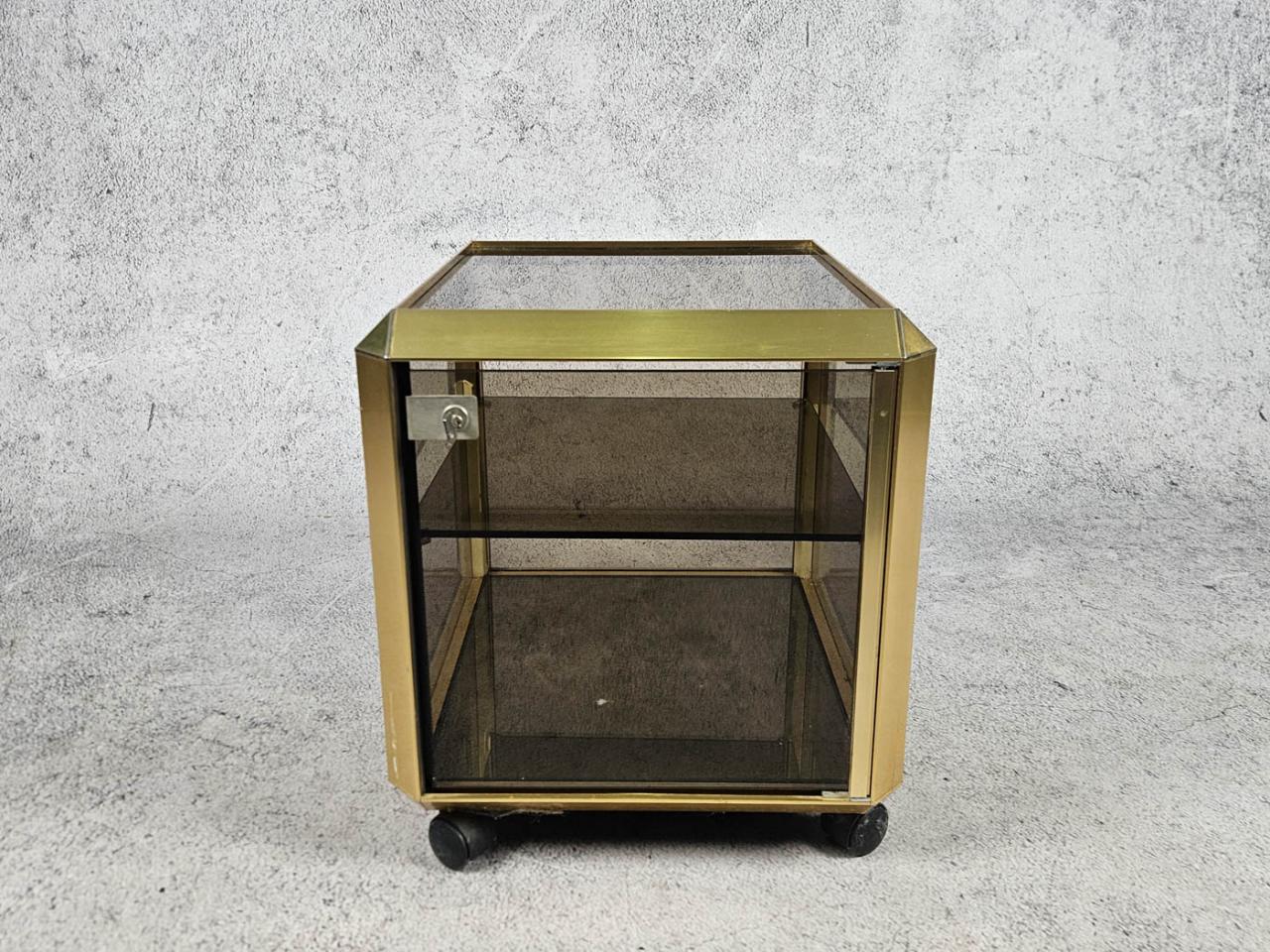 TABLE ON WHEELS