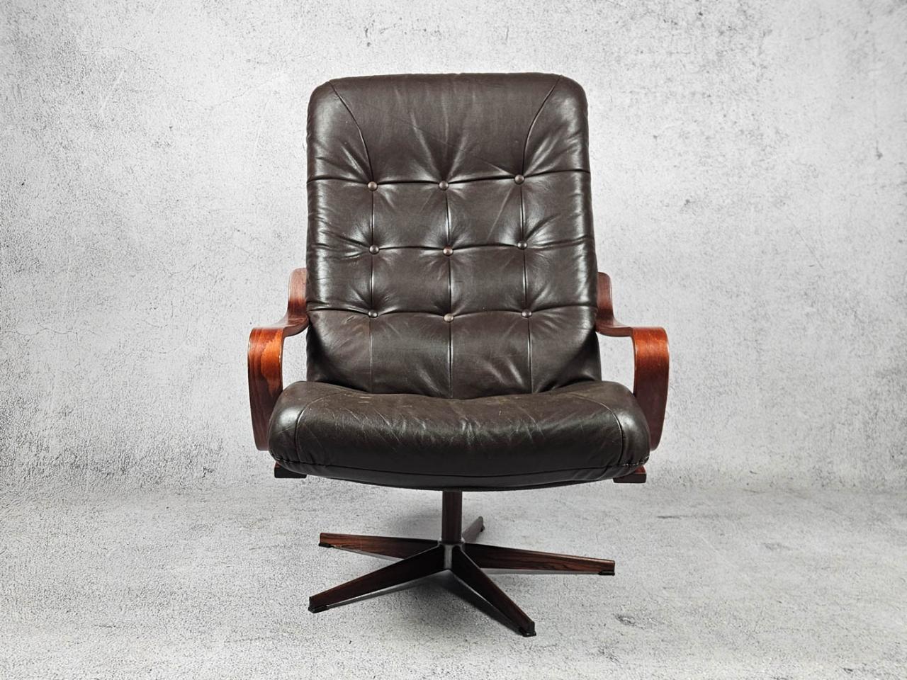SWIVEL ARMCHAIR