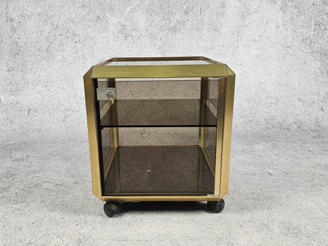 TABLE ON WHEELS