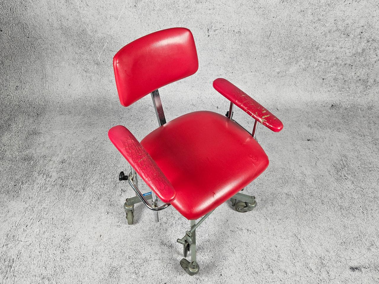 SWIVEL OFFICE CHAIR