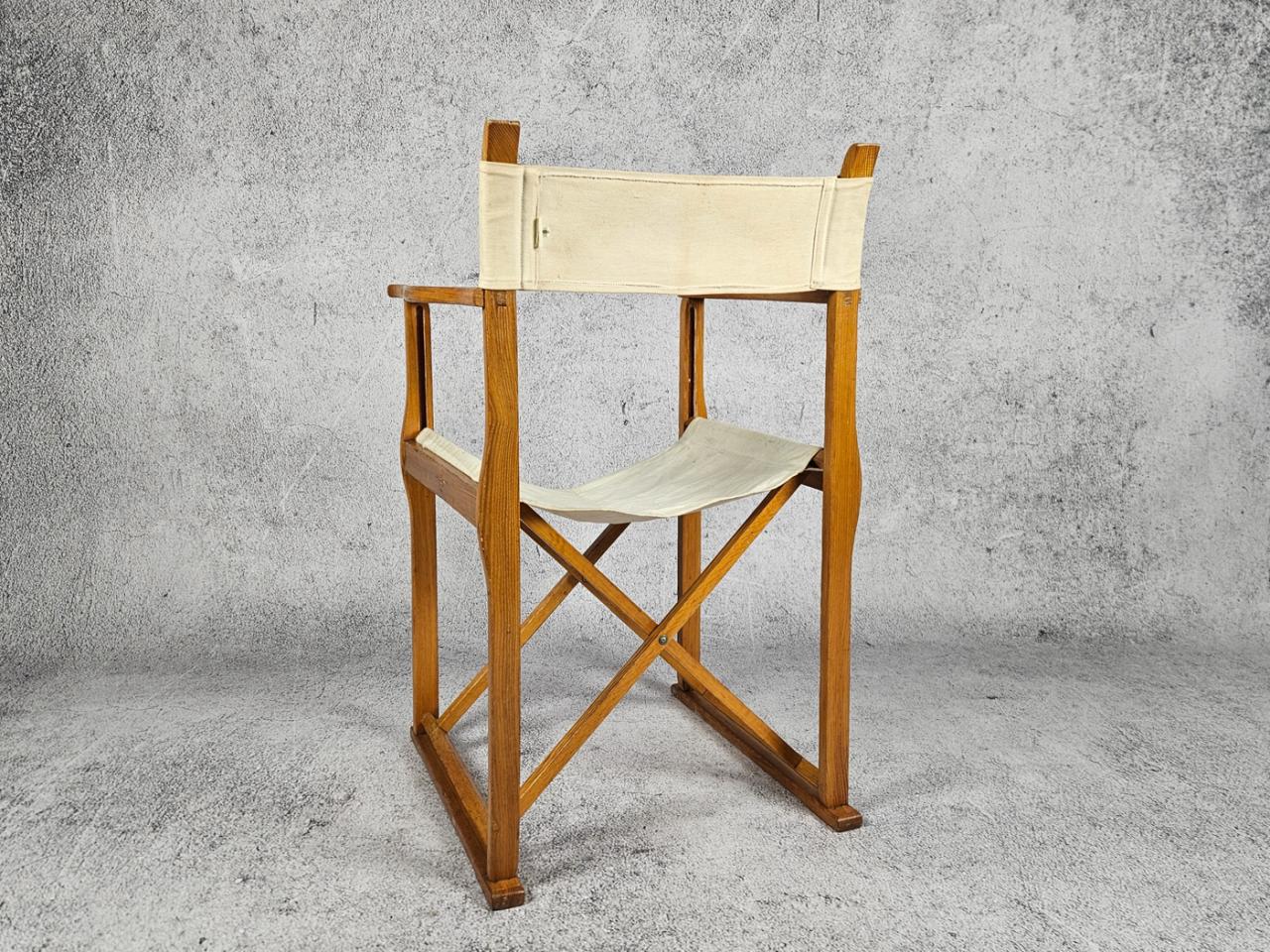 DIRECTOR'S CHAIR