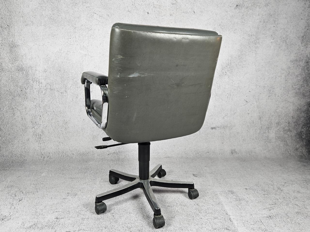 SWIVEL OFFICE CHAIR