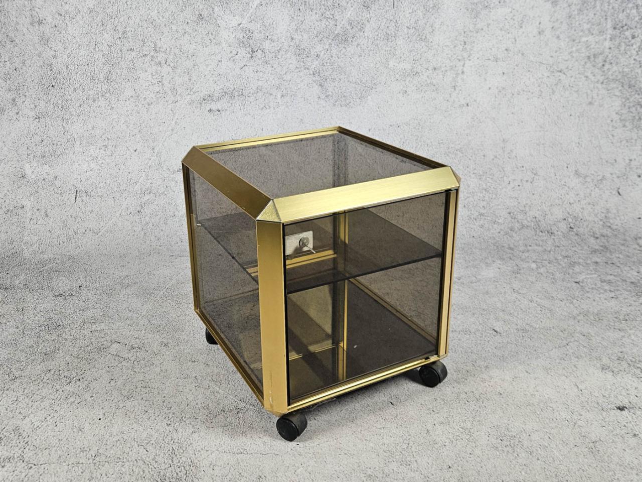 TABLE ON WHEELS