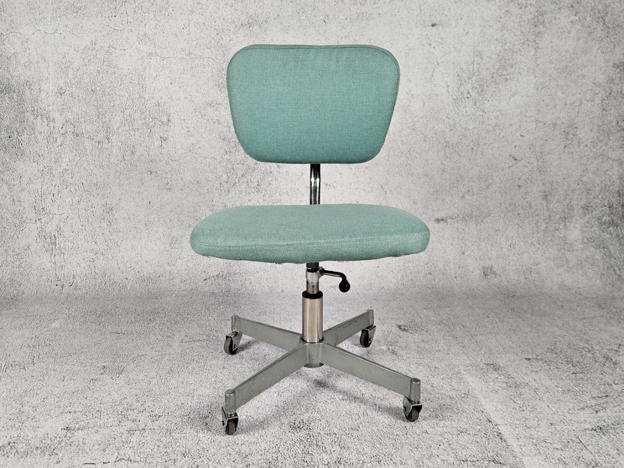 SWIVEL OFFICE CHAIR