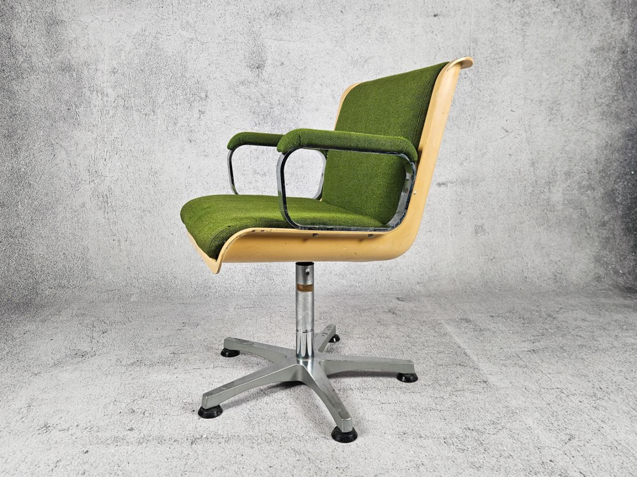 SWIVEL OFFICE CHAIR