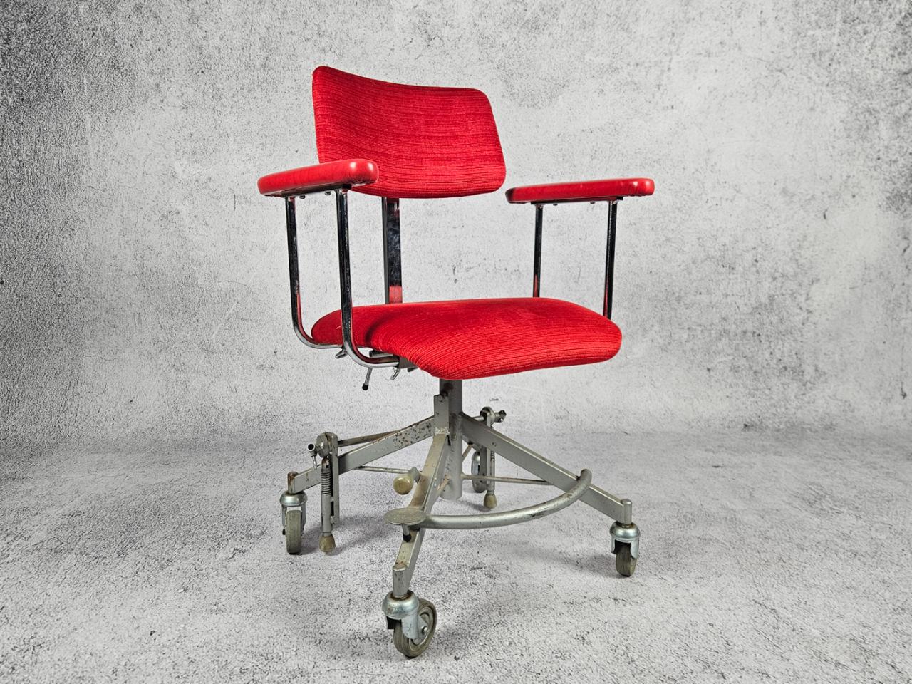 SWIVEL OFFICE CHAIR