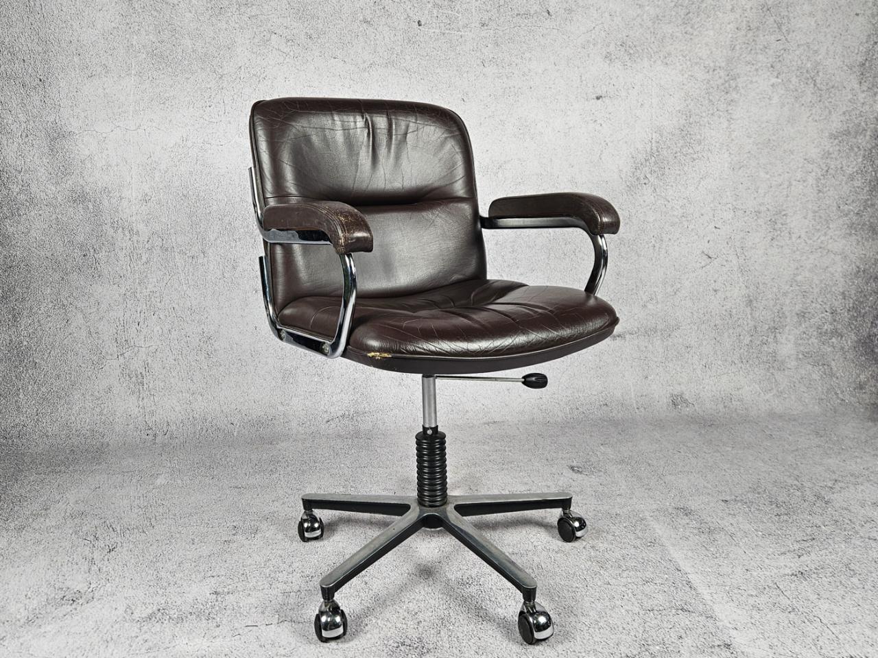 SWIVEL OFFICE CHAIR