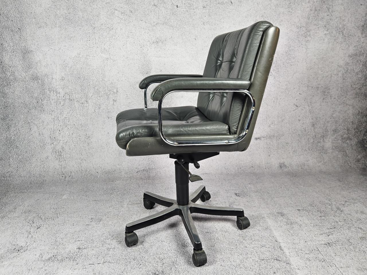 SWIVEL OFFICE CHAIR
