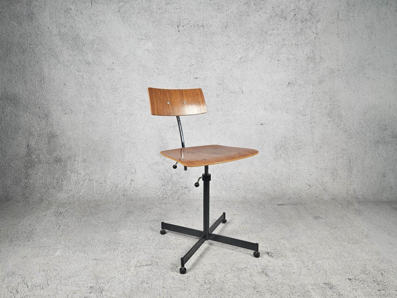 SWIVEL CHAIR
