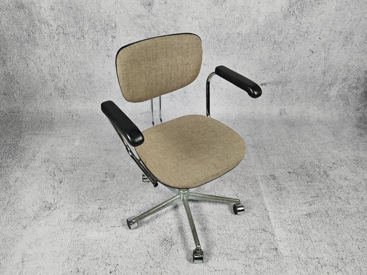 SWIVEL OFFICE CHAIR
