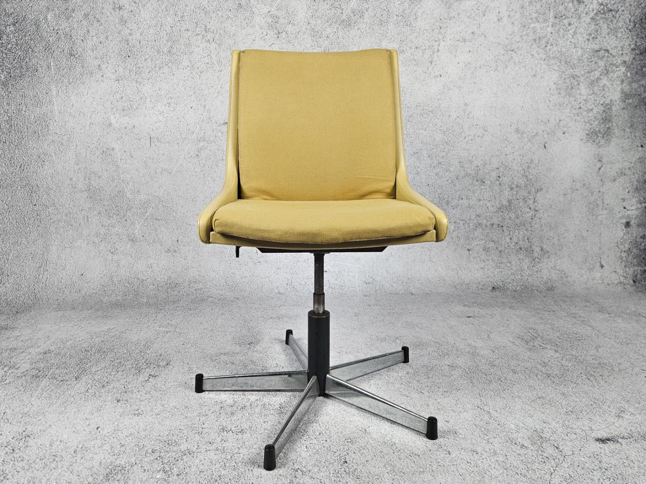 SWIVEL OFFICE CHAIR