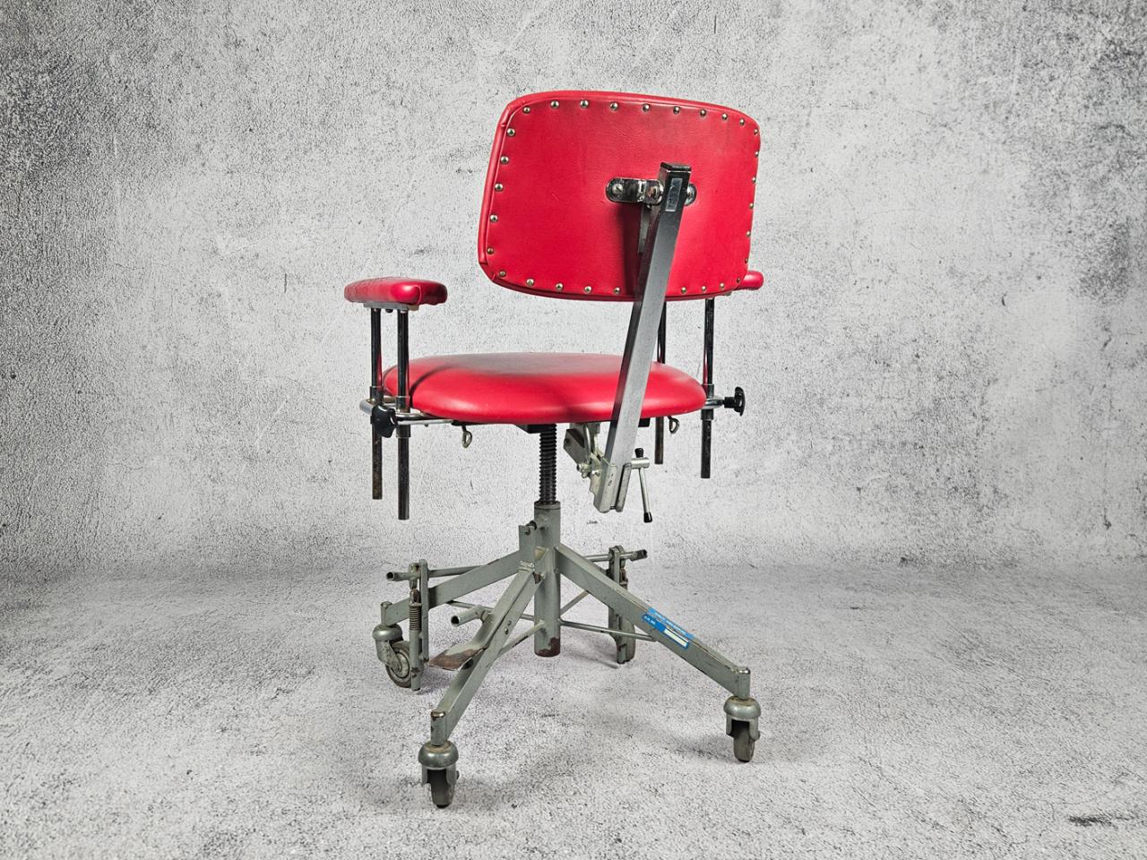 SWIVEL OFFICE CHAIR