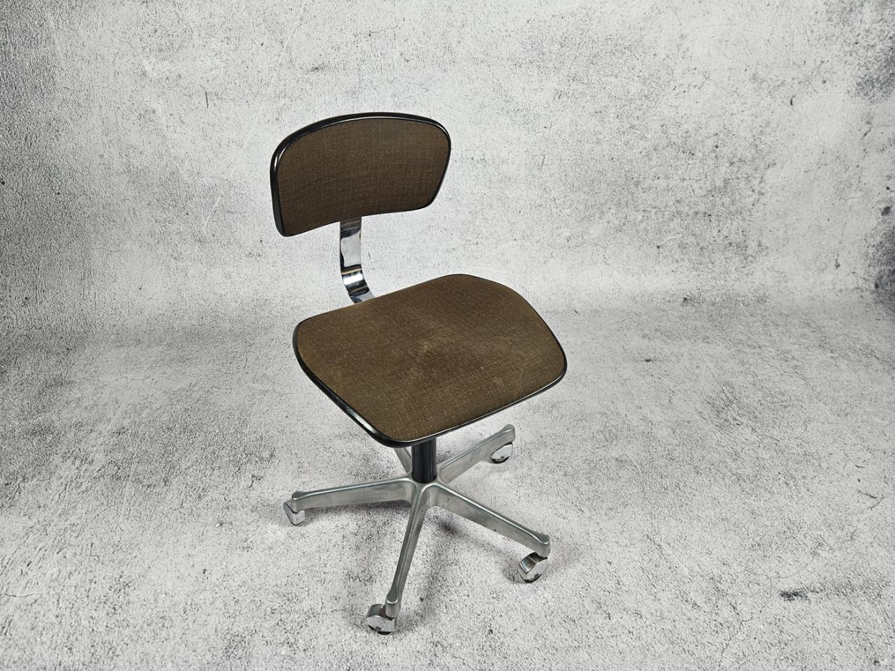 SWIVEL OFFICE CHAIR