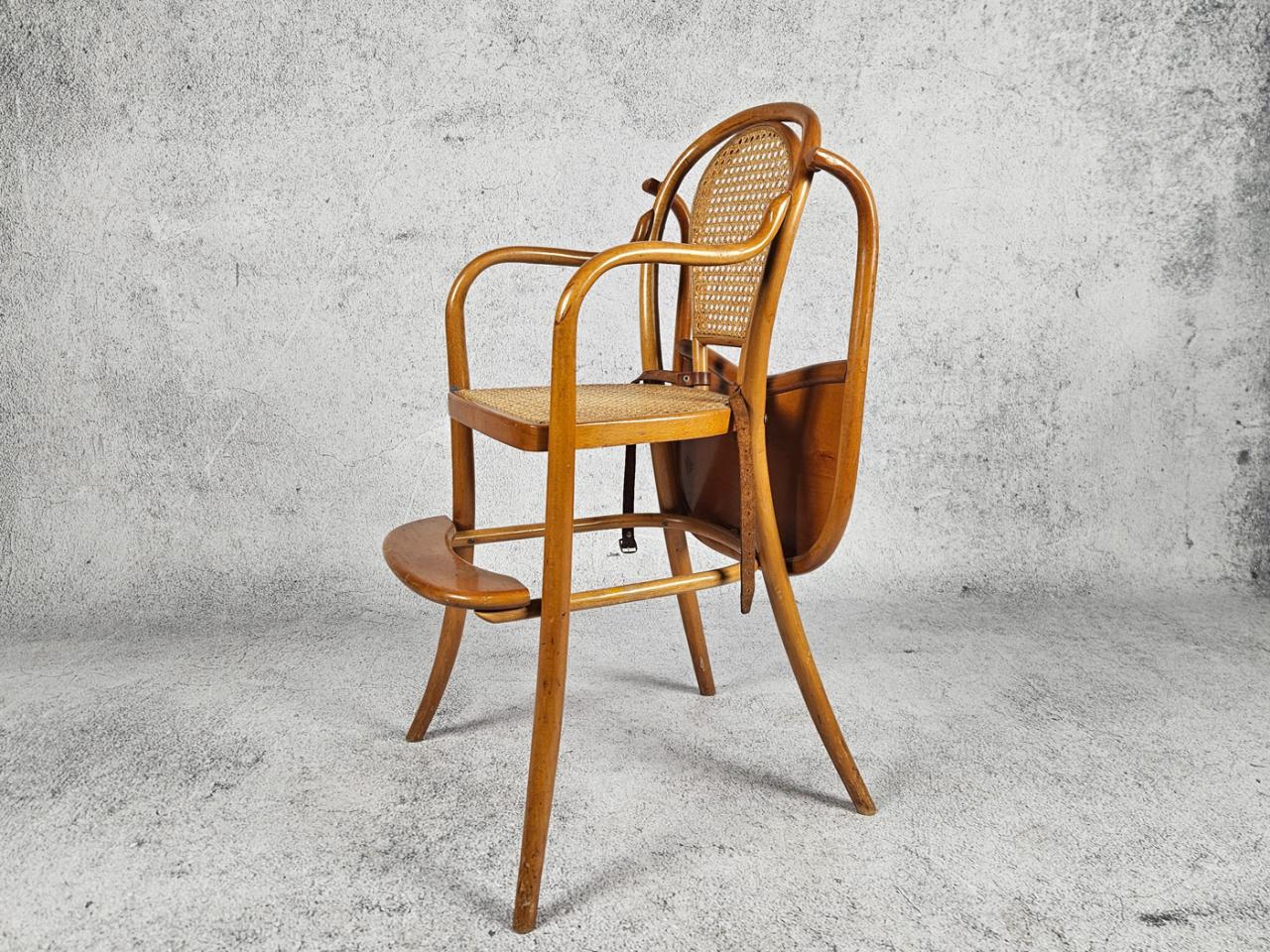 FEEDING CHAIR