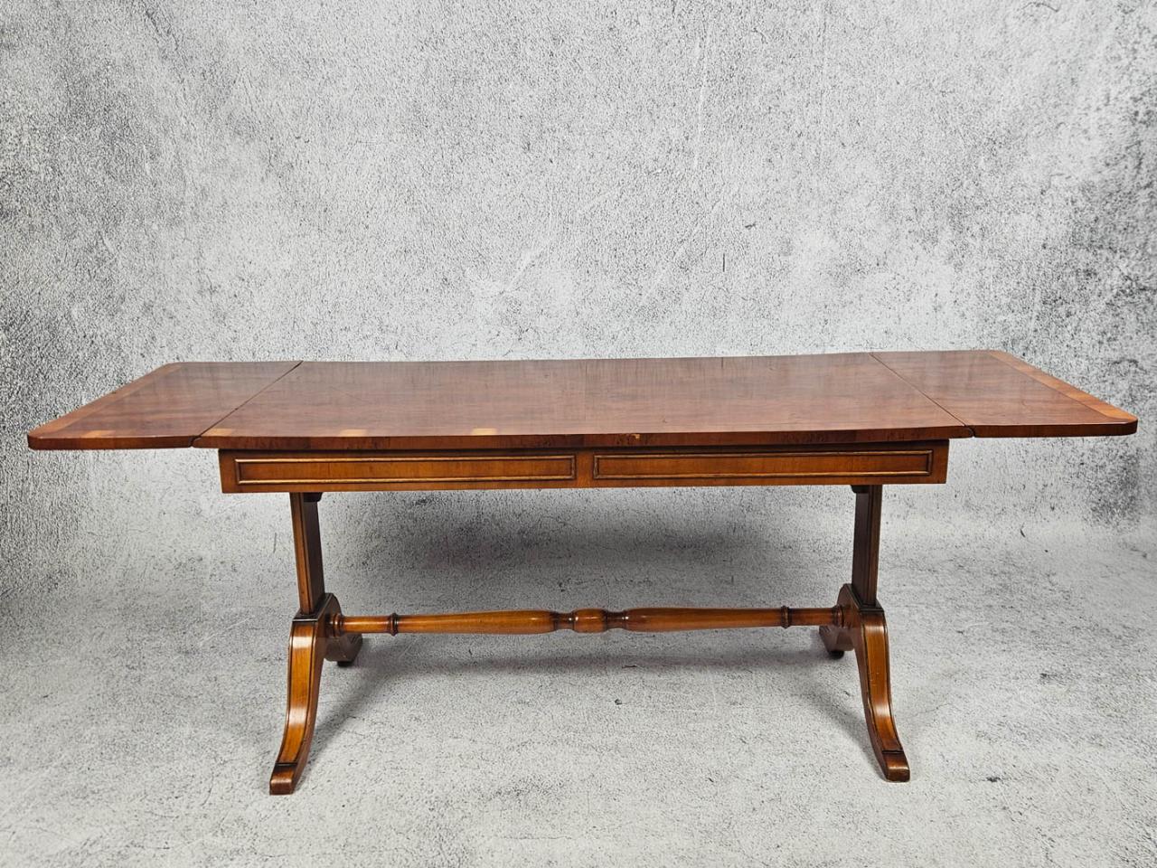 EXTENDABLE COFFEE TABLE