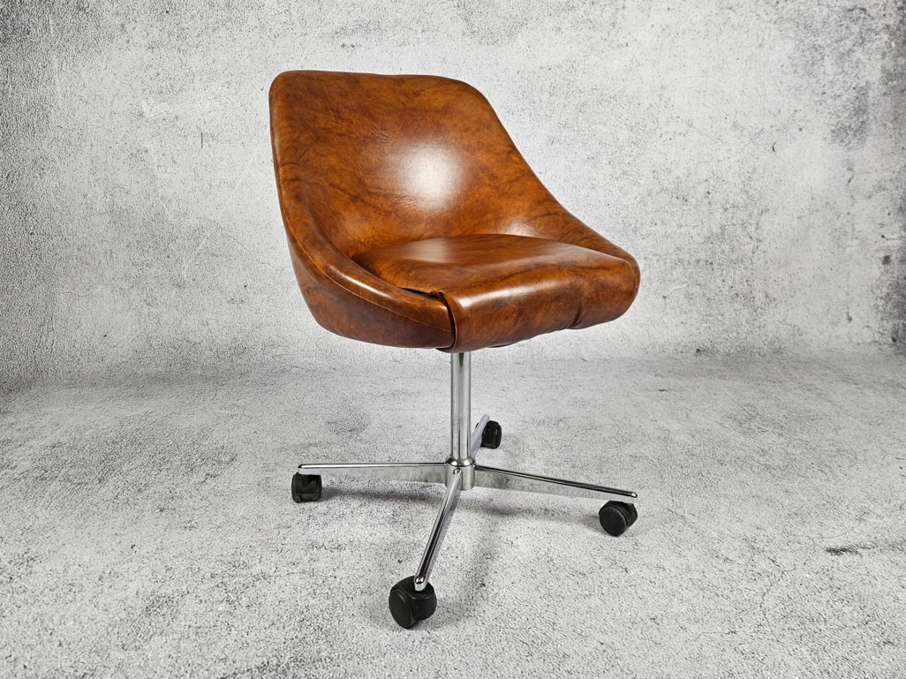 SWIVEL OFFICE CHAIR