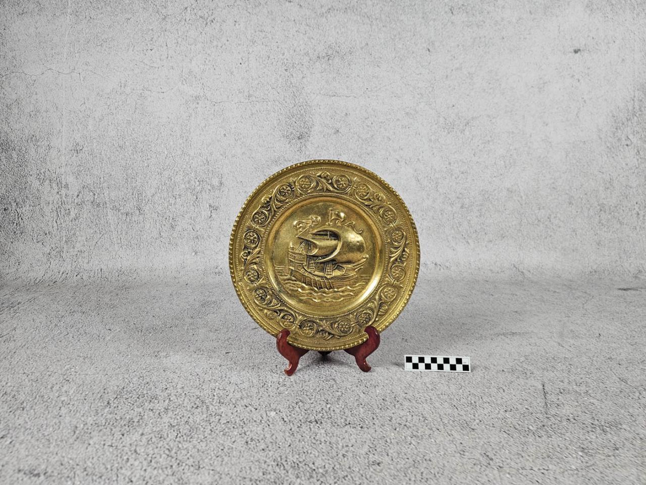 DECORATIVE PLATE