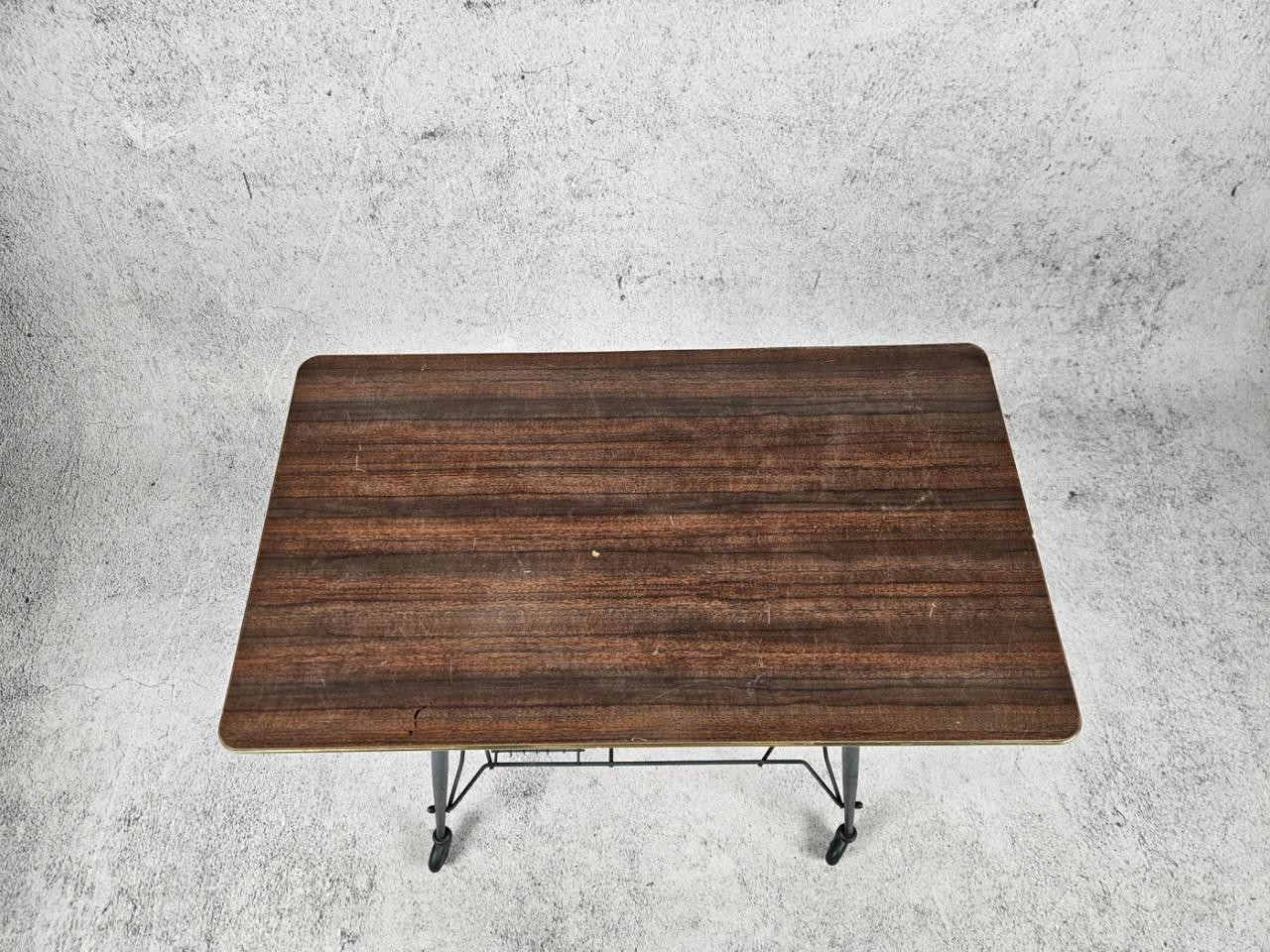 TABLE ON WHEELS