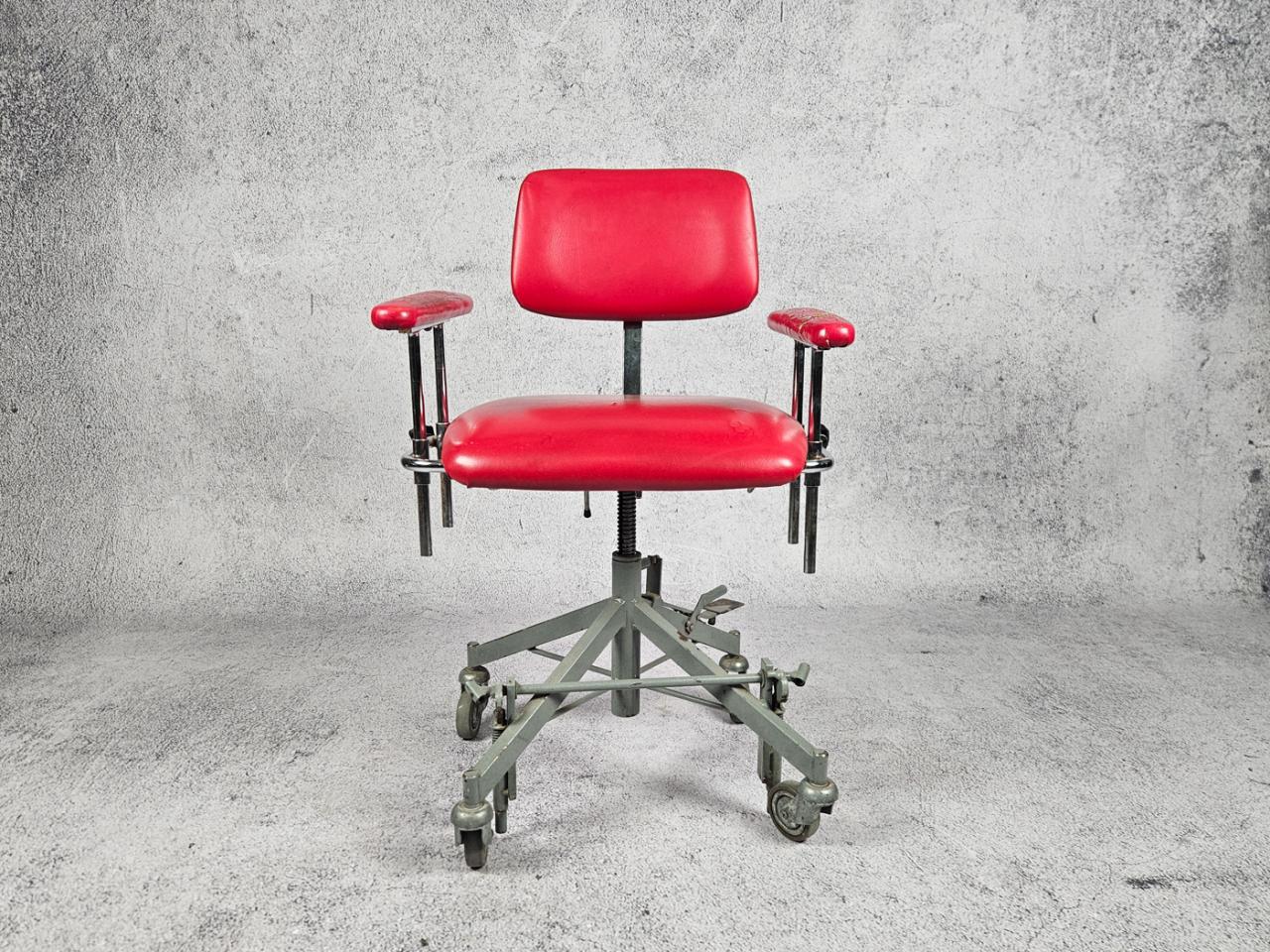 SWIVEL OFFICE CHAIR