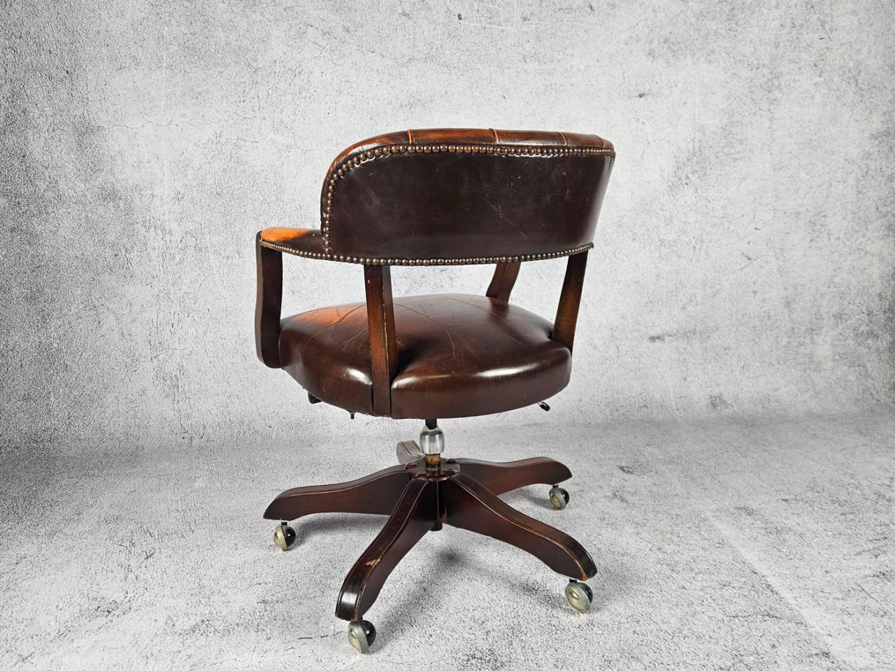 SWIVEL OFFICE CHAIR