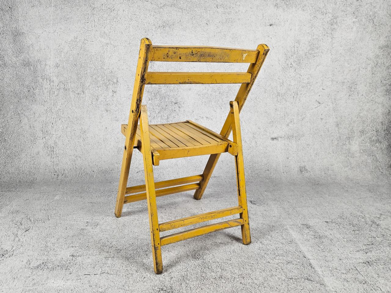 FOLDING CHAIR