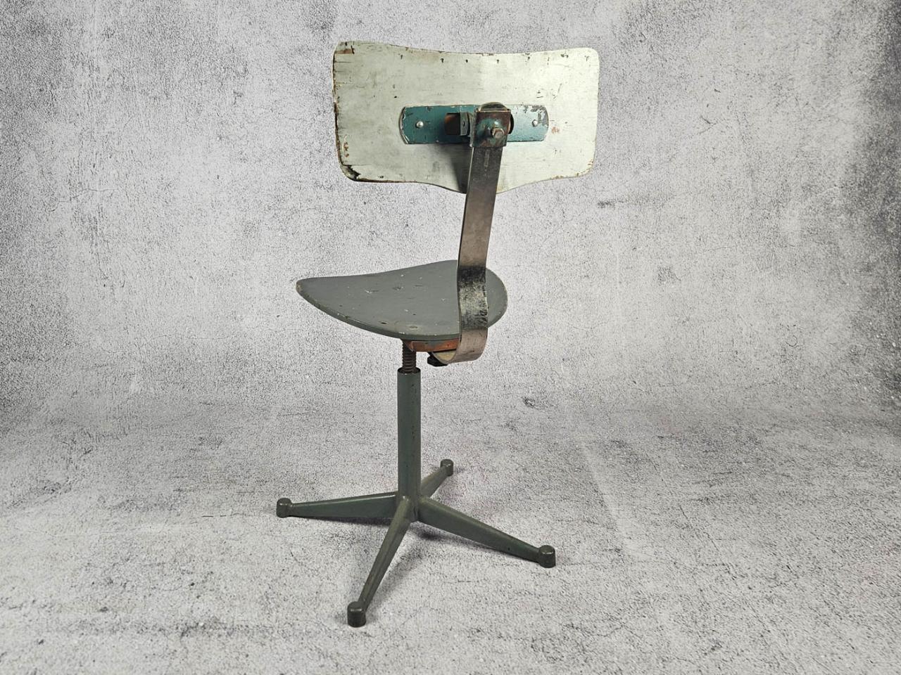 SWIVEL CHAIR