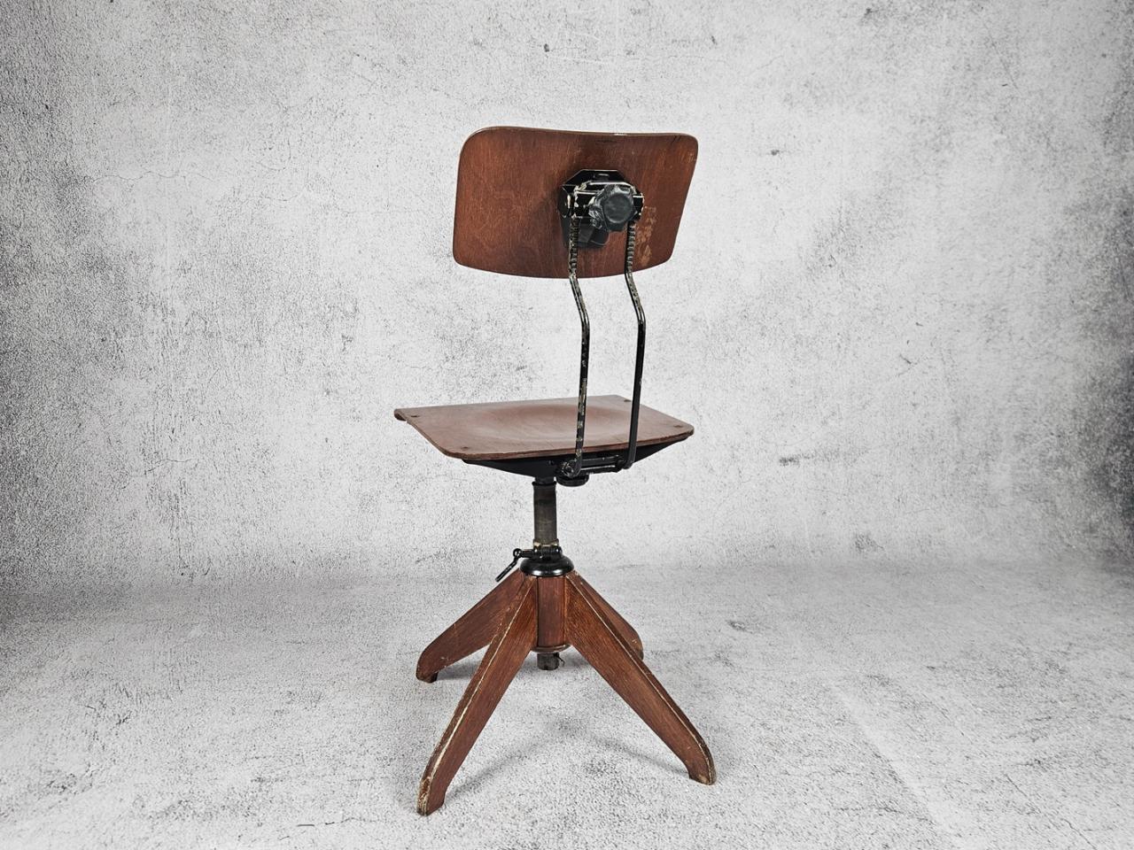 SWIVEL CHAIR