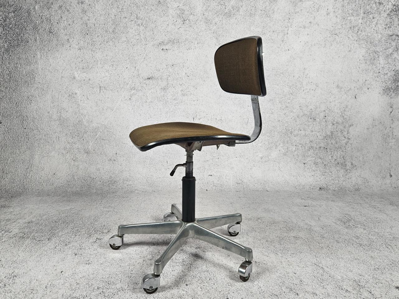 SWIVEL OFFICE CHAIR