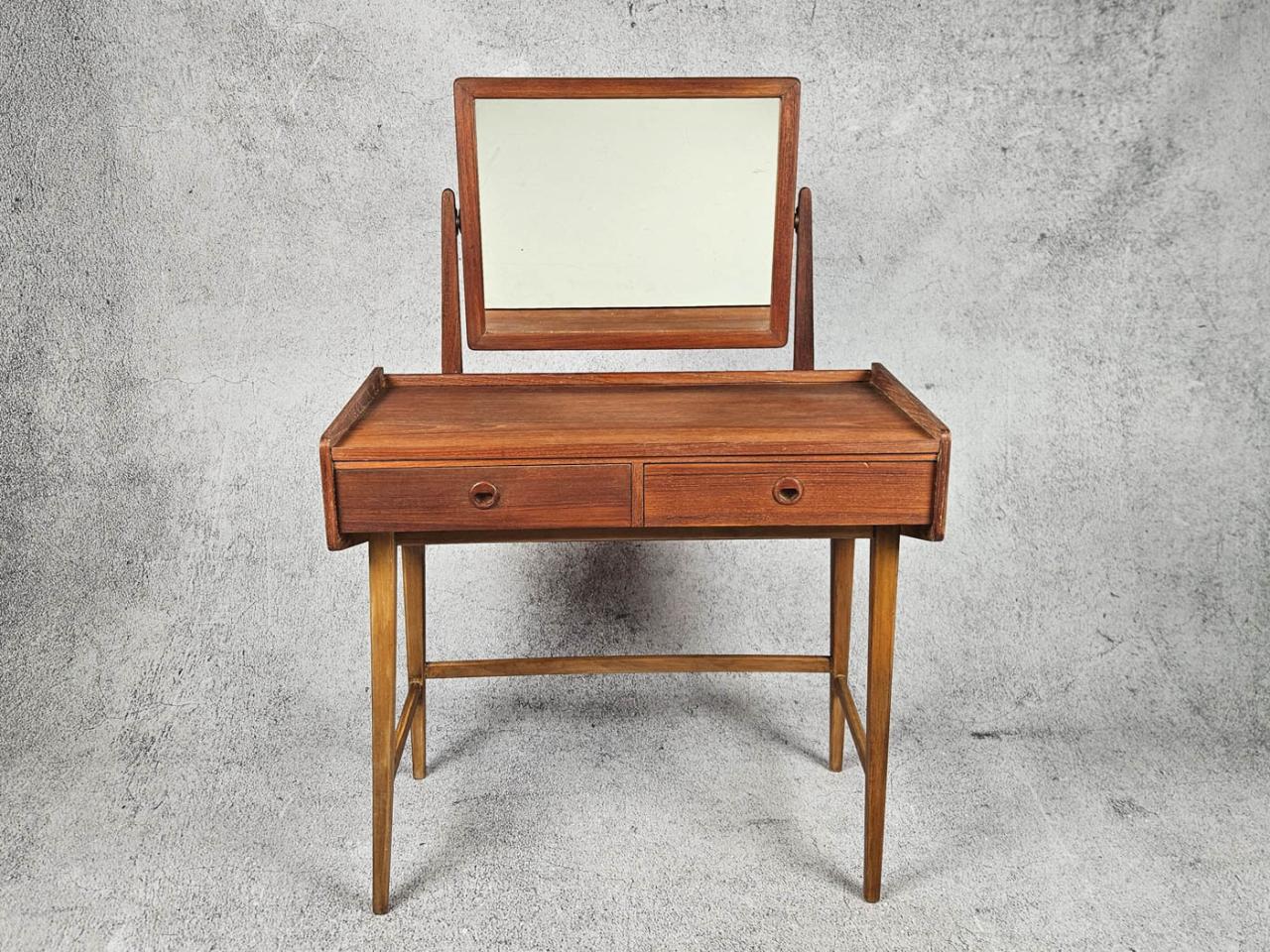 DRESSING TABLE