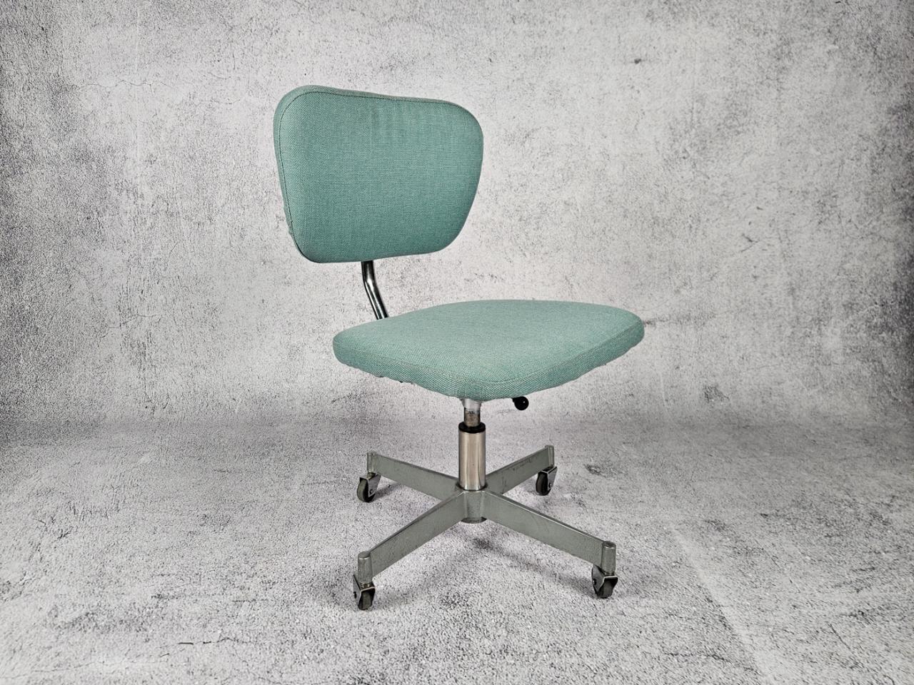 SWIVEL OFFICE CHAIR