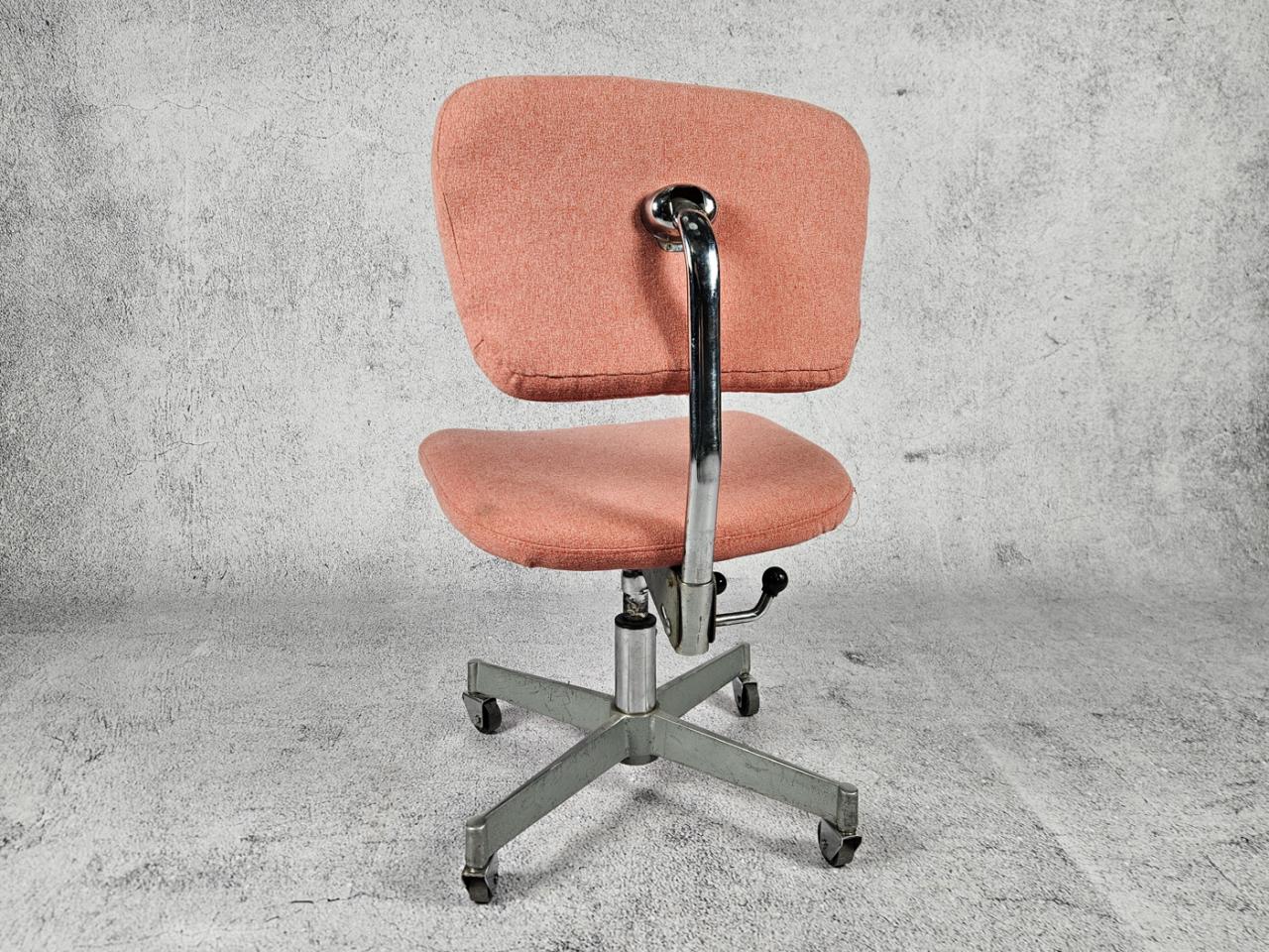 SWIVEL OFFICE CHAIR