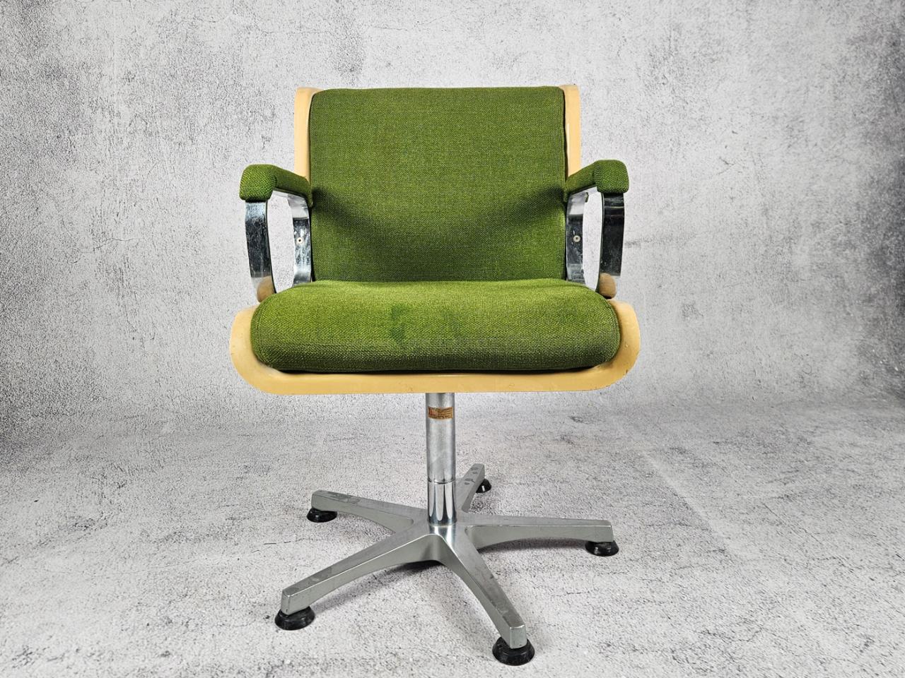 SWIVEL OFFICE CHAIR