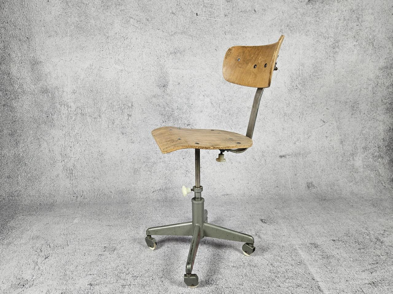 SWIVEL OFFICE CHAIR