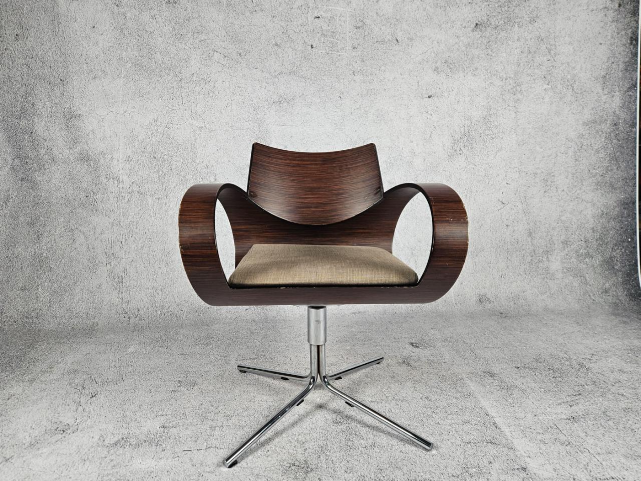 SWIVEL OFFICE CHAIR