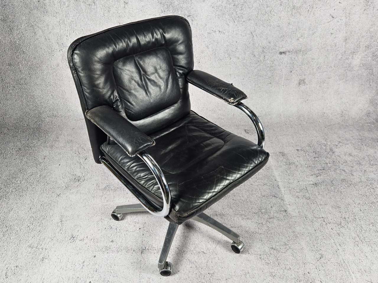 SWIVEL OFFICE CHAIR