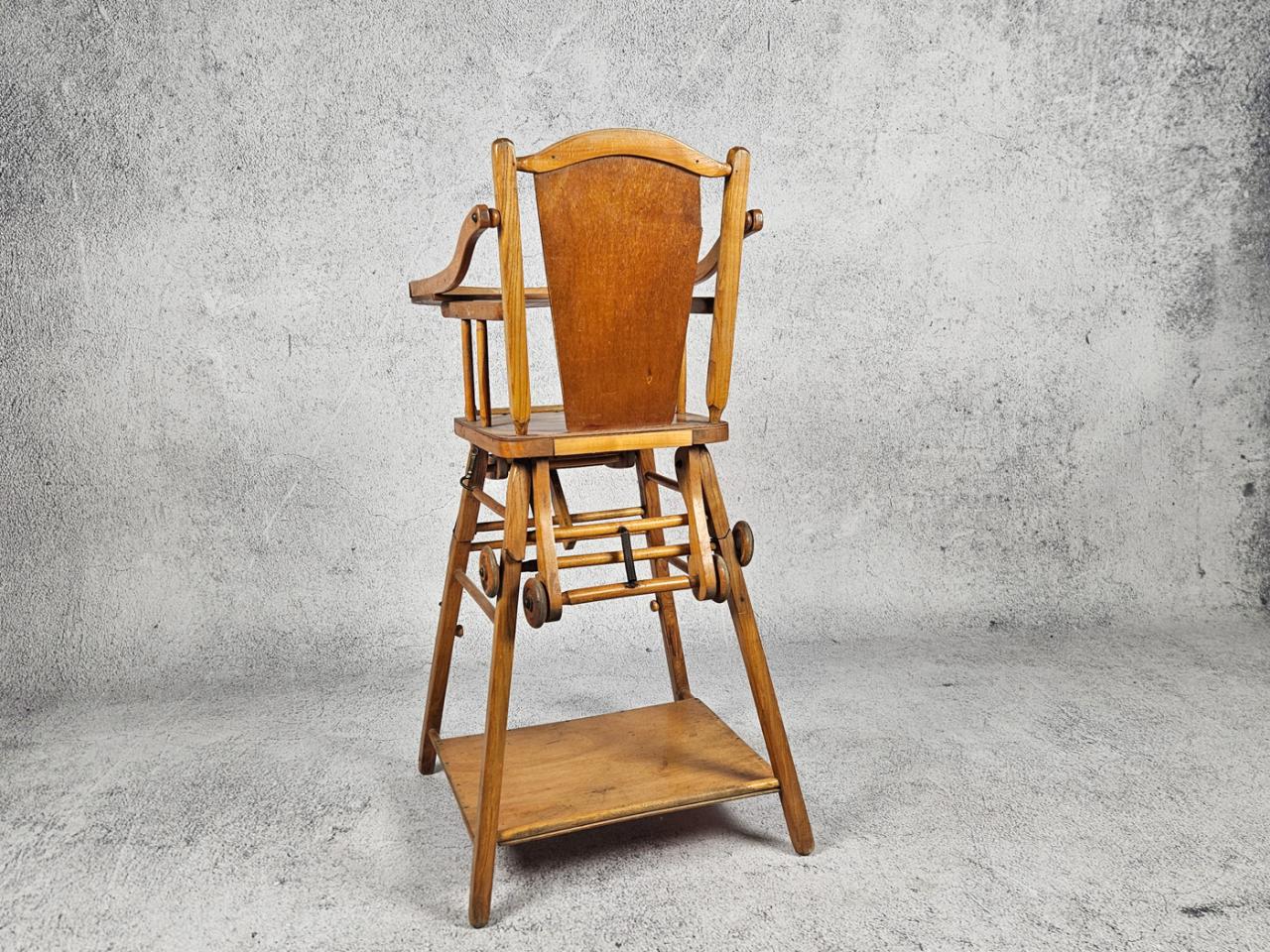 FEEDING CHAIR