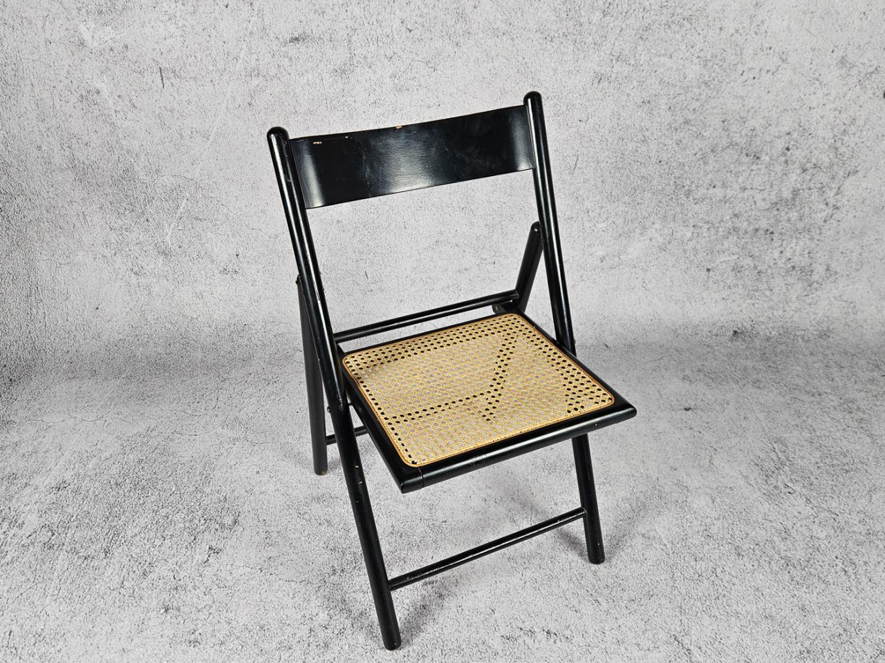 FOLDING CHAIR