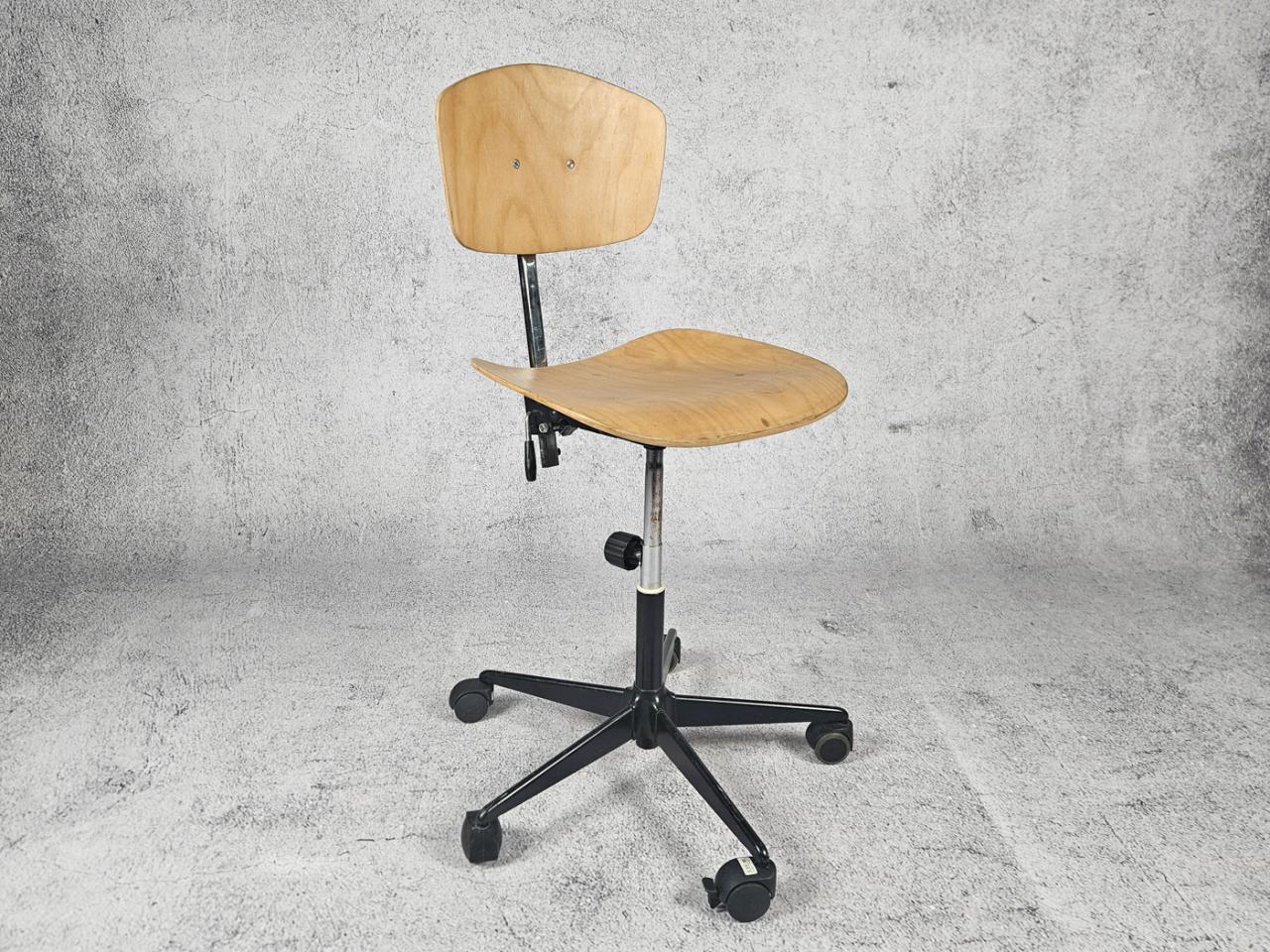SWIVEL OFFICE CHAIR