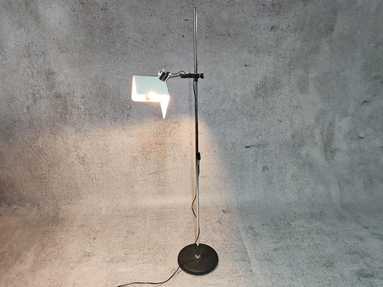 FLOOR LAMP